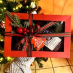 Vánoční balíček s kávou a vánoční ozdobou